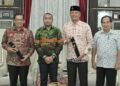 Plt Gubernur Sumatera Barat, Audy Joinaldy menyerahkan SK Mendagri tentang Perpanjangan masa jabatan Pj Wali Kota. (ANTARA/HO-Biro Adpim Sumbar)