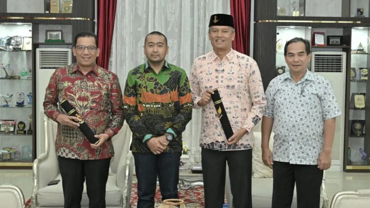 Plt Gubernur Sumatera Barat, Audy Joinaldy menyerahkan SK Mendagri tentang Perpanjangan masa jabatan Pj Wali Kota. (ANTARA/HO-Biro Adpim Sumbar)