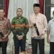 Plt Gubernur Sumatera Barat, Audy Joinaldy menyerahkan SK Mendagri tentang Perpanjangan masa jabatan Pj Wali Kota. (ANTARA/HO-Biro Adpim Sumbar)