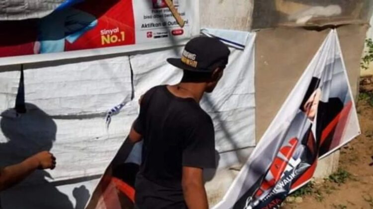 APK Dicopot Warga, Bawaslu Bukittinggi Ingatkan Sanksi Pidananya 1 Ilustrasi alat peraga kampanye (APK) yang rusak. Bawaslu Bukittinggi mengingatkan aturan dan sanksi pidana pemilu bagi warga yang merusak atau menghilangkan APK (Antara/Al Fatah)