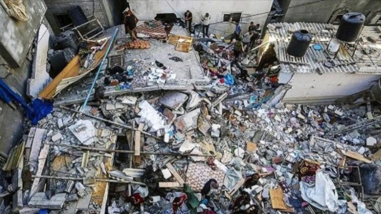 Makin Brutal, Israel Serbu Rumah Sakit Gaza dan Tewaskan Pasien Anak 1 Tentara Israel melancarkan serangan besar-besaran di Jalur Gaza utara, menghancurkan rumah-rumah dan tempat penampungan, kata Pertahanan Sipil Gaza, Minggu (20/10/2024). (ANTARA/Anadolu/py/am.)