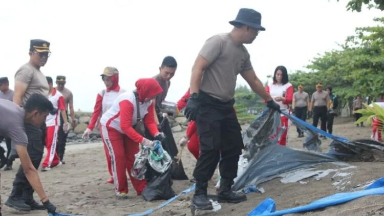 PLTSa Bisa jadi Solusi Persoalan Sampah di Sumbar 1 Personel Polda Sumbar beserta jajaran melakukan aksi bersih pantai Padang pada Selasa (6/2). ANTARA/HO-PoldaSumbar
