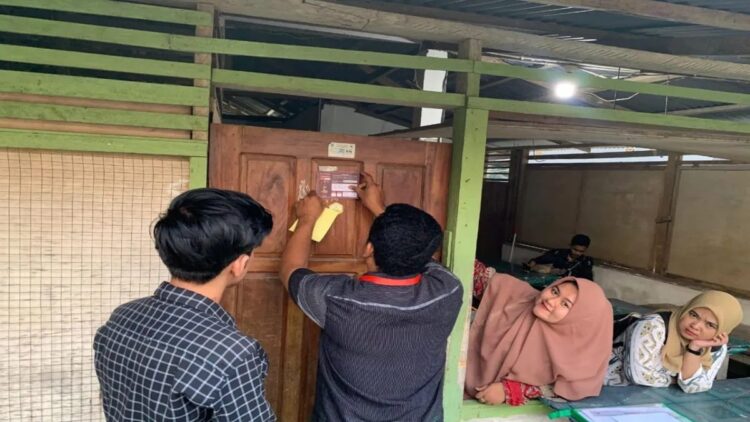 Sosialisasikan Pilkada 2024, KPU Pasaman Barat Berdayakan PPK-PPS 1 Jajaran KPU Pasaman Barat saat menempelkan daftar pemilih di rumah warga sekaligus mensosialisasikan Pilkada 2024. Antara/HO- KPU Pasaman Barat.