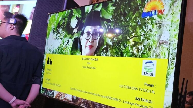 Kemenkominfo Sarankan Masyarakat Atur TV Digital Sesuai Domisili agar EWS Akurat 1 Tampilan simulasi Early Warning System (EWS) TV Digital yang dilakukan Kementerian Komunikasi dan Informatika menunjukkan indikator EWS berwarna Kuning berstatus Siaga yang dilakukan di Kabupaten Badung dalam rangka peluncuran Disaster Prevention Information System (DPIS) dan EWS TV Digital nasional di Kabupaten Badung, Bali, Senin (23/9/2024). (ANTARA/Livia Kristianti)