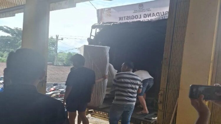 KPU Pasaman Barat saat menerima logistik untuk kebutuhan Pilkada 2024. Antara/Altas Maulana.