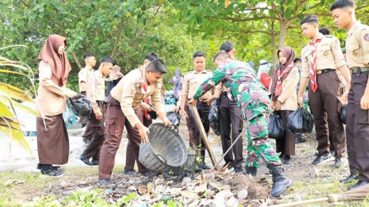Peringati HUT TNI ke-79, Kodim 0308 Pariaman Bersih-bersih Pantai Gandoriah 1 Kodim 0308 Pariaman bersama masyarakat membersihkan pantai meriahkan HUT TNI ke-79. (Foto: Dok. Istimewa)