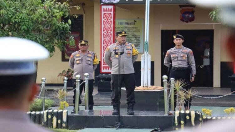 Kepala Polres Pasaman Barat AKBP Agung Tribawanto (tengah) didampingi Kepala Bagian Ops Kompol. Muzhendra (kiri) saat memberikan arahan kepada personel agar menjunjung tinggi netralitas selama Pilkada 2024, Kamis (3/10/2024). Antara/HO-Humas Polres Pasaman Barat.