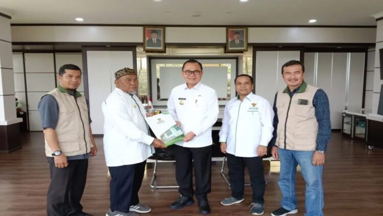 Baznas Kota Bukittinggi bersama Pjs Wali Kota saat audiensi pelaporan penyaluran zakat, Kamis (3/10/2024). ANTARA/Al Fatah