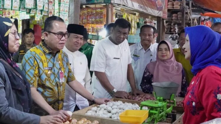 Penjabat Sementara Wali Kota Bukittinggi, Hani Rustam bersama tim pengendalian inflasi daerah (Antara/Al Fatah)