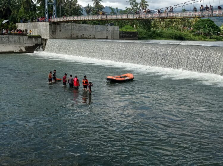 BPBD Padang menyisir lokasi dilaporkannya korban tenggelam. (Foto: Dok. BPBD Padang)