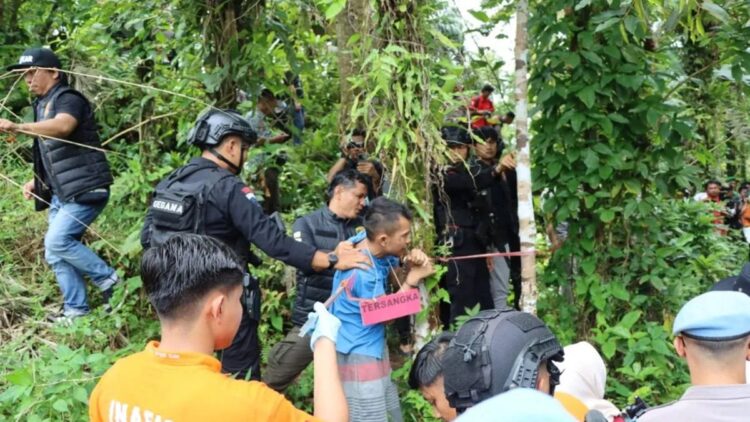 Proses reka ulang kejadian kasus dugaan pembunuhan sekaligus pemerkosaan yang dilakukan oleh tersangka IS (26) di Padangpariaman, Senin (7/10). ANTARA/HOPoldaSumbar