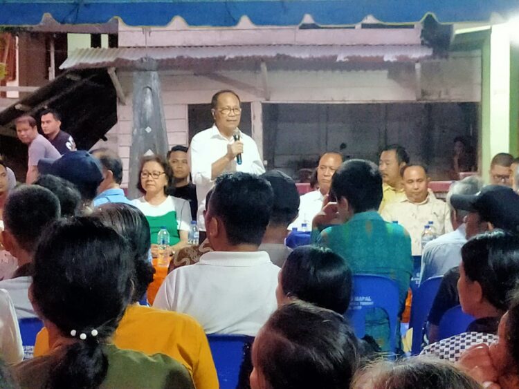 Martinus Lase, SH calon wakil wali kota gunungsitoli nomor urut 2 saat memberikan sambutan di Orahili Tumeri, Kecamatan Gunungsitoli Barat, Kota Gunungsitoli. (Foto: Tanhar/Radarsumbar)
