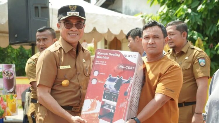 614 Pelaku UMKM di Solok Selatan Dapat Bantuan Peralatan Usaha 1 Penjabat sementara Bupati Solok Selatan Adib Alfikri menyerahkan bantuan peralatan kepada pelaku UMKM di Kecamatan Sangir, Selasa. (Antara)