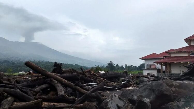 PVMBG Ingatkan Waspada Lahar Dingin Marapi, Potensi Ancaman Meningkat saat Musim Hujan 1 Desa Bukit Batabuah, Kabupaten Agam dengan latar belakang Gunung Marapi erupsi. (Antara/Al Fatah)