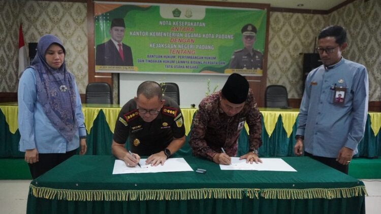Penandatanganan MoU di bidang hukum antara Kejari Padang dengan Kemenag Padang. (Foto: Dok. MC Padang)