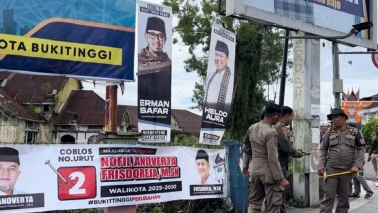 Tim Gabungan Kota Bukittinggi bersama Bawaslu melakukan penertiban alat peraga kampanye (APK) yang terbukti melanggar aturan karena dipasang di fasilitas umum dan lokasi terlarang (Antara/Al Fatah)