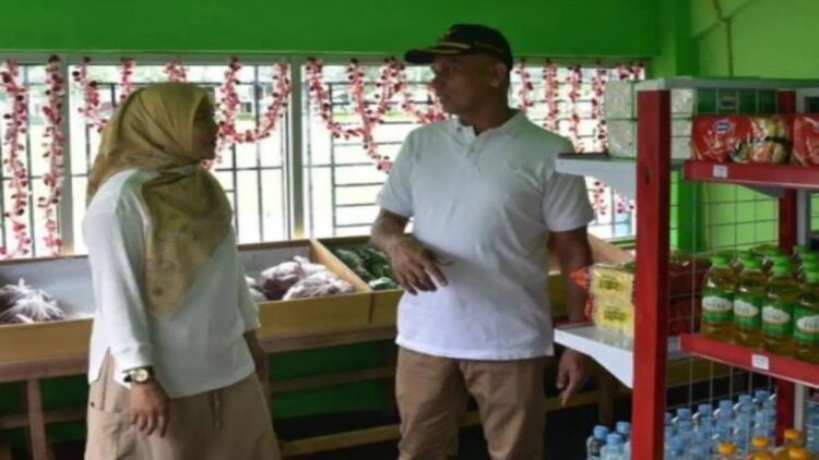 Pejabat Sementara Bupati Agam Endrizal sedang meninjau kios Pangan. Dok HO/Humas Pemkab Agam