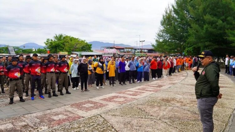 Pj Wali Kota Padang, Andree algamar bersama 1.537 ASN dan pelajar membersihkan kawasan Pantai Padang. ANTARA/HO-Pemkot Padang