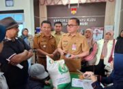Pemko Salurkan Bantuan Beras Cadangan untuk 4.876 KK di Bukittinggi