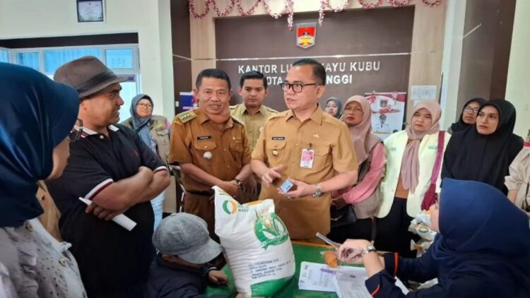 Pjs Wali Kota Bukittinggi serahkan bantuan berasa cadangan pemerintah periode Oktober 2024 ke warga (Antara/Al Fatah)