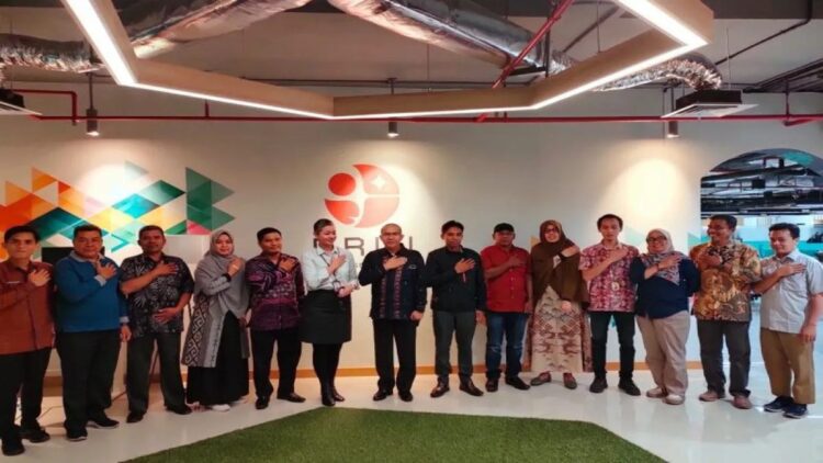 Pelaksana tugas Kepala Bappelitbangda Pasaman Barat Ikhwanri (tengah) saat menghadiri undangan Badan Riset dan Inovasi Nasional (BRIN) membicarakan kajian pembuatan gula merah dari air batang kelapa sawit beberapa waktu lalu. (Antara/HO-Bappelitbangda Pasaman Barat).