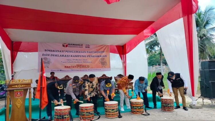 Koordinator Divisi Pencegahan, Partisipasi Masyarakat, dan Humas Bawaslu Sumbar Muhammad Khadafi, Sekretaris Daerah Agam Edi Busti, Ketua Bawaslu Agam Suhendra, dan lainnya sedang memukul tambua tanda pencanangan kampung pengawasan pemilihan di Kantor Wali Nagari Salareh Aia Barat, Agam, Sumatera Barat, Sabtu (19/10/2024). ANTARA/Yusrizal