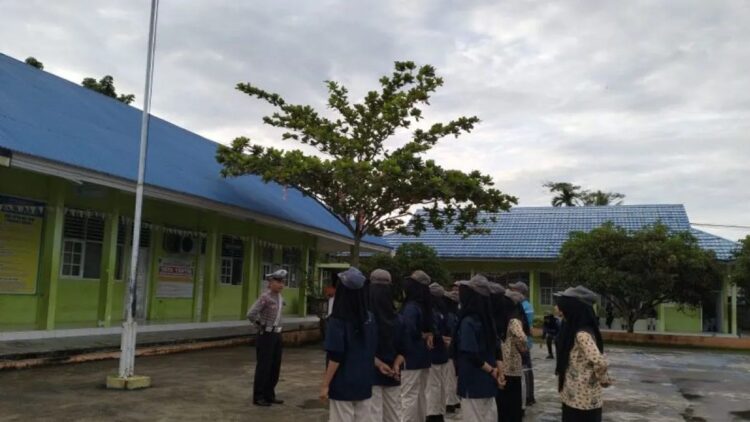 Cegah Kecelakaan Lalu Lintas, Polres Agam Gencarkan Sosialisasi ke Sekolah 1 Polres Agam melakukan sosialisasi ke sekolah terkait aturan berlalu lintas. (Foto: Dok. Polres Agam)