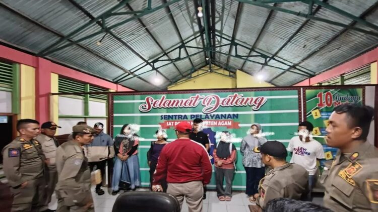 Anggota Satpol PP Damkar Agam sedang melakukan pendataan pasangan yang terjaring saat razia penyakit masyarakat. Dok HO Satpol PP Damkar Agam