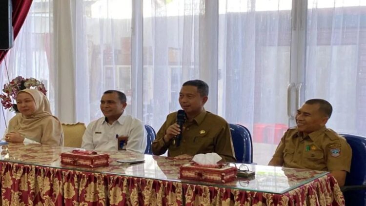 Kios Pangan Murah di Pasar Simpang Empat telah Terdaftar di Bapanas 1 Pelaksana tugas Bupati Pasaman Barat Risnawanto saat menyambut pimpinan Bulog Cabang Bukittinggi beberapa waktu lalu dalam rangka kerja sama pengendalian inflasi dan menjaga harga pangan di daerah itu. Antara/HO-Diskominfo Pasaman Barat.