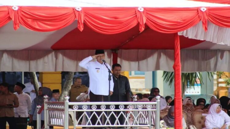 Plt Bupati Pasaman Barat Risnawanto saat memimpin upacara peringatan Hari Santri Nasional di Simpang Empat, Selasa (22/10/2024). ANTARA/Altas Maulana