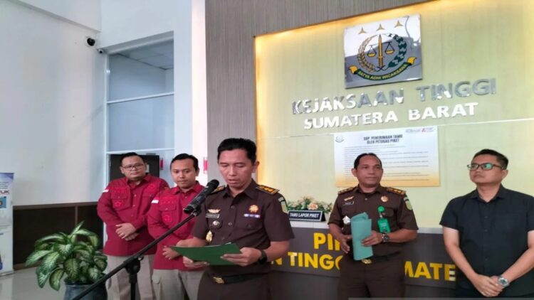 Kejati Sumbar Rilis 12 Tersangka Korupsi Pengadaan Lahan Tol Padang-Pekanbaru 1 Asisten Intelijen Kejati Sumbar Efendri Eka Saputra saat menggelar jumpa pers penanganan perkara korupsi pengadaan lahan untuk pembangunan Tol ruas Padang-Pekanbaru di Padang pada Rabu (23/10). ANTARA/FathulAbdi