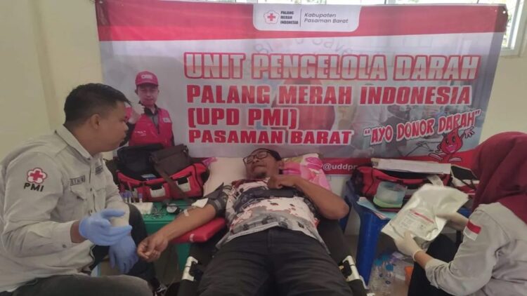 PMI Pasaman Barat saat mengadakan kegiatan donor darah di daerah itu dalam upaya memenuhi kebutuhan darah. (ANTARA/HO-PMI Pasaman Barat).