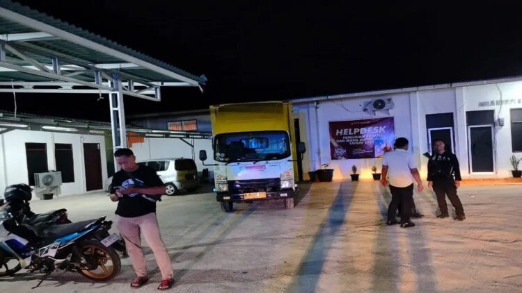 Mobil box yang membawa surat suara sedang parkir di halaman KPU Agam. Dok Antara/Yusrizal