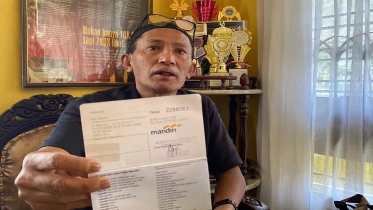 Korban Banjir Bandang Marapi Tuntut Bantuan dari Presiden segera Cair 1 Ansyarullah, warga Kabupaten Agam yang menerima dana bantuan secara simbolis dari Presiden Jokowi saat musibah bencana banjir lahar dingin Gunung Marapi. ANTARA/Al Fatah