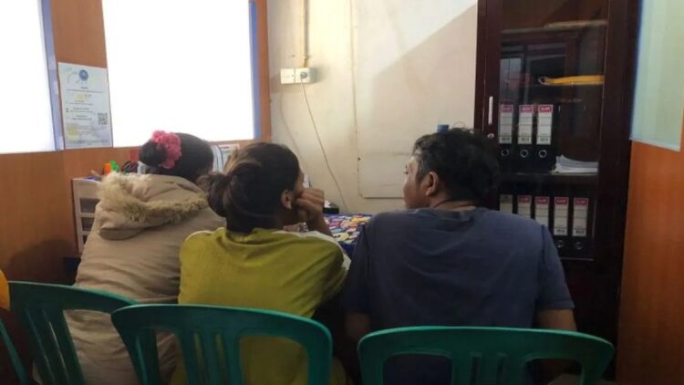 Tiga orang warga yang diamankan di gudang milik Pemkab Pasaman Barat sedang diinterogasi di kantor BNNK Pasaman Barat, Selasa (29/10/2024). Antara/Altas Maulana.