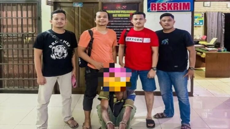Tega Cabuli Anak Kandung, Ayah "Rutiang" di Agam Diciduk Polisi 1 Tim Kupu-kupu Sat Reskrim Polres Agam bersama pelaku pencabulan. Dok HO/Humas Polres Agam