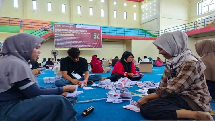 Sortir dan Lipat Surat Suara Pilkada, KPU Agam Libatkan 120 Warga 1 Petugas sedang serius melipat surat suara untuk Pilkada 2024 di GOR Rang Agam. Dok Antara/Yusrizal