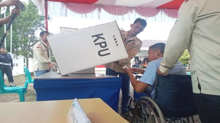KPU Pasbar Distribusikan Alat Bantu Tunanetra ke 893 TPS 1 Simulasi pencoblosan pemilih disabilitas yang dilakukan oleh KPU. (Antara/Altas Maulana).