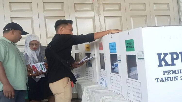 Salah seorang warga saat memberikan hak suara di tempat pemungutan suara (TPS) pada Pemilu 2024. Untuk Pilkada 2024 KPU Pasaman Barat menetapkan 893 TPS dan dua TPS khusus. (Antara/Altas Maulana).