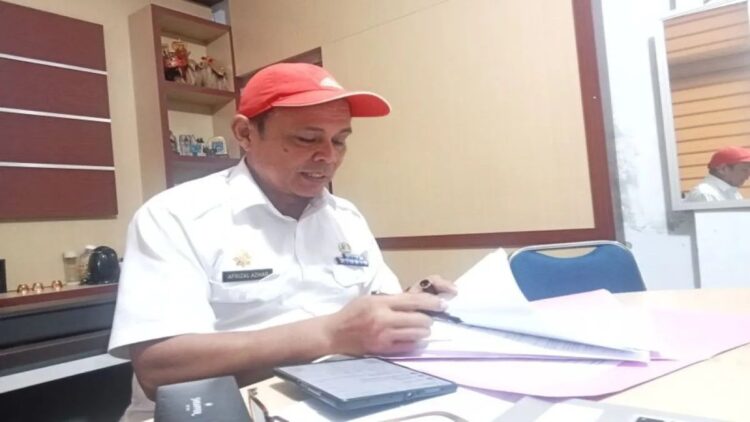 Kepala Badan Pendapatan Daerah Pasaman Barat Afrizal Azhar saat menyampaikan realisasi capaian pendapatan asli daerah hingga pertengahan Oktober 2024, Selasa (22/10/2024). Antara/Altas Maulana.  (Realisasi PAD)