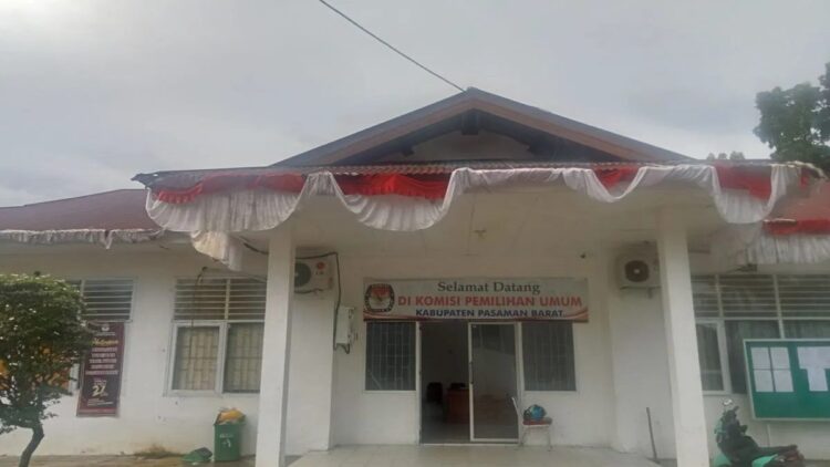Kantor KPU Pasaman Barat. KPU daerah setempat akan mengadakan dua kali debat kandidat calon bupati dan wakil bupati pada Pilkada 2024. Antara/Altas Maulana.