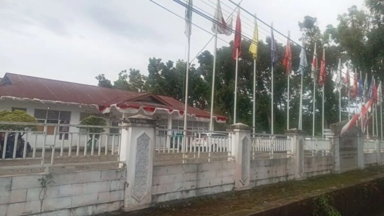 Kantor KPU Pasaman Barat. KPU daerah setempat mencatat ada 26 tempat pemungutan suara (TPS) yang blank spot atau terkendala jaringan telekomunikasi yang tersebar di enam kecamatan di daerah itu untuk Pemilihan Kepala Daerah 2024. (ANTARA/Altas Maulana).