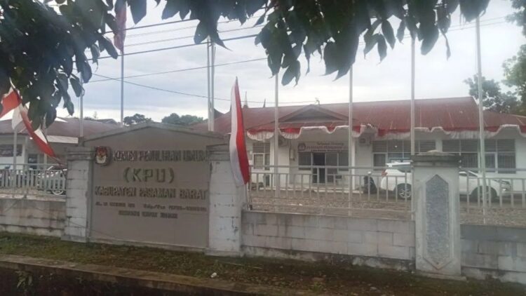 Kantor Komisi Pemilihan Umum (KPU) Pasaman Barat. KPU daerah setempat meningkatkan sosialisasi Pilkada 2024 dengan membuat akun media sosial di masing-masing Panitia Pemilihan Kecamatan (PPK). Antara/Altas Maulana.