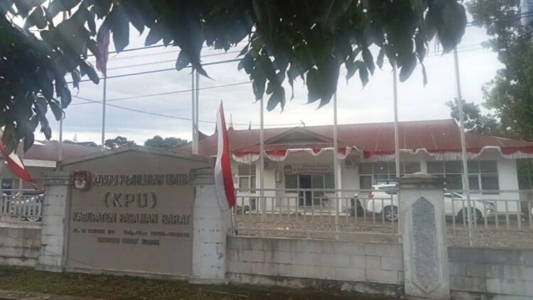 Kantor KPU Pasaman Barat. (Antara/Altas Maulana)