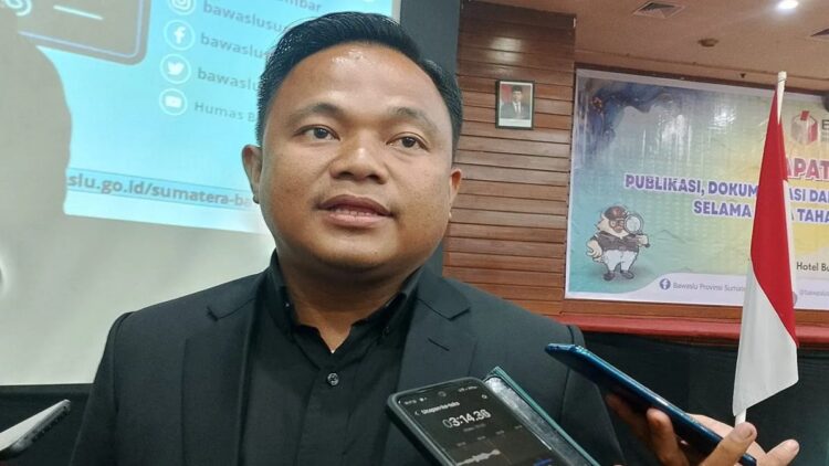 Komisioner Bawaslu Provinsi Sumatera Barat Muhammad Khadafi dalam kegiatan Evaluasi Publikasi Dokumentasi seluruh Bawaslu Se-Sumatera Barat (Antara/Al Fatah)