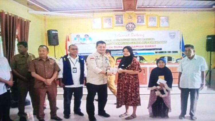 Sekretaris Daerah Pasaman Barat Hendra Putra secara simbolis menyalurkan bantuan kepada korban terdampak gempa yang rumahnya mengalami rusak sedang di Nagari (Desa) Kajai Kecamatan Talamau, Rabu (2/10/2024). ANTARA/HO-Diskominfo Pasaman Barat