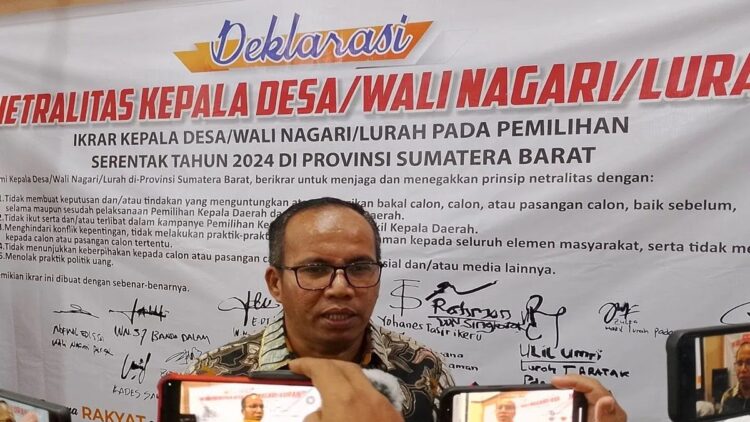 Koordinator Divisi Penanganan Pelanggaran, Data dan Informasi Bawaslu Sumbar, Vifner. Bawaslu mendeklarasikan ikrar Kepala Desa (Kades) untuk bersikap netral di Pilkada 2024 Sumbar. (Antara/Al Fatah)