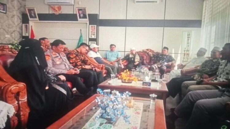 Kantor Kementerian Agama (Kemenag) Pasaman Barat saat mengadakan menggelar pertemuan terkait persoalan penyebaran paham sesat oleh warga negara asing yang diamankan, Jumat (18/10). Antara/HO-Diskominfo Pasaman Barat.
