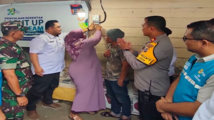 PLN memberikan sambungan gratis kepada warga. (Foto: Dok. MC Padang)