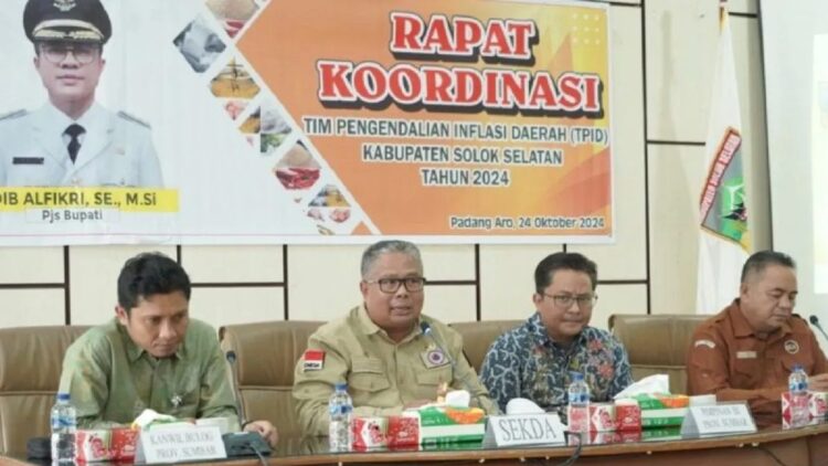 Sekretaris Daerah Solok Selatan Syamsurizaldi saat melakukan rapat koordinasi bersama TPID Kabupaten Solok Selatan dengan TPID Provinsi, dan Kanwil BULOG Sumatera Barat, di Padang Aro, Kamis.